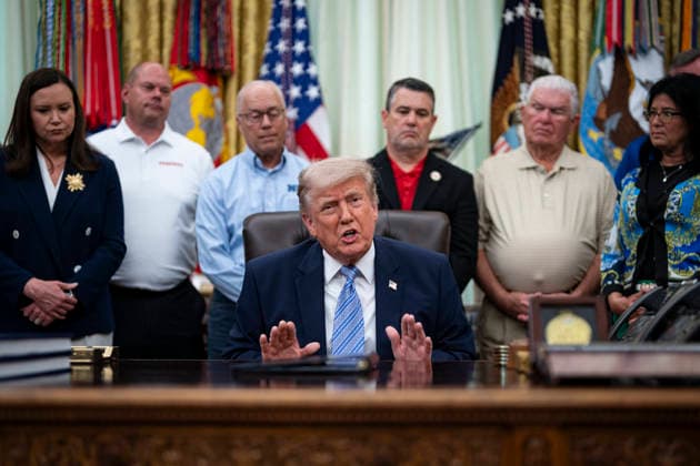 News Bilder des Tages The White House WASHINGTON, DC - MAY 21: U.S. President Donald Trump speaks at an event with Environmental Protection Agency (EPA) Administrator Lee Zeldin on May 21, 2026 in the Oval Office at the White House in Washington, D.C. Trump said he would rescind Biden-era regulations on refrigerators and air conditioners. (Photo by Al Drago for The Washington Post) Washington DC United States  Copyright: xPool ABACAx