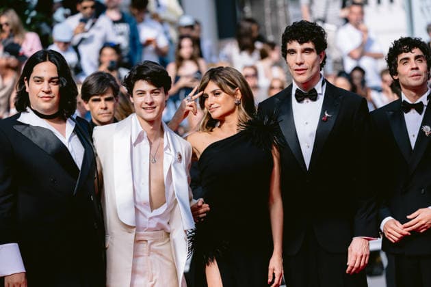 79ème Festival International du Film de Cannes Montée des marches du film Bola Negra 79th International Cannes Film Festival Red Carpet for Bola Negra movie 456606 2026 05 21 France Ambrossi, Javier Calvo, Javier Cruz, Penelope Gonzales, Carlos Quifes, Milo  Copyright: xTerencexBaelenx STAR_456606_049