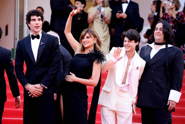 Javier Calvó, Penélope Cruz, Milo Quifes, Carlos González Montée des marches du film La bola negra lors du 79ème Festival International du Film de Cannes, le 21 mai 2026 Jacovides Moreau Bestimage Red carpet for La bola negra at the 79th Cannes International Film Festival on May 21, 2026 Cannes France  Copyright: xJACOVIDES-MOREAUx xBESTIMAGExJACOVIDES-MOREAUx xBESTIMAGEx