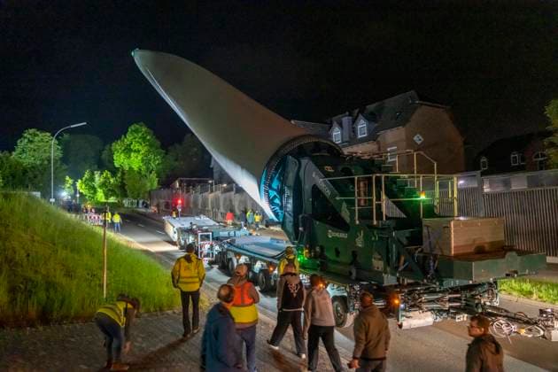News Bilder des Tages Nächtlicher Spezial Transport eines 78 Meter langen, 25 T schweren Flügels, eines Windrads, hier in Hemer, Sauerland, mit einem Selbstfahrer Blade-Lifter Fahrzeug, das gesamte Gespann hat eine länge von 90 Metern, über eine 17 KM lange Strecke, durch Orte, Dörfer, über Landstraßen, engen Ortsdurchfahrten, zur Baustelle des Windparks, in einem Waldgebiet bei Balve, wo 3 Windkraftanlagen vom Typ Enercon E-160 entstehen, NRW, Deutschland, Rotorblatt Schwertransport *** Nightly special transport of a 78 meter long, 25 T heavy blade, of a wind turbine, here in Hemer, Sauerland, with a self-propelled blade lifter vehicle, the entire combination has a length of 90 meters, over a 17 KM long route, through towns, villages, over country roads