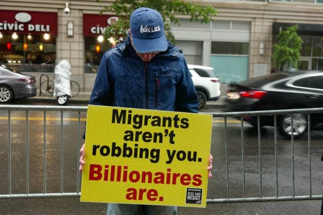 News Bilder des Tages Ice Rally outside Federal Plaza NY New York, NY- May 21: Local Religious Leaders Pray in Front of 26 Federal Plaza for Migrants and Immigrants & Rise and Resist Silent Vigil for those Killed and Abducted by I.C.E. The Activist Group Rise and Resist Host a Vigil Outside of 26 Federal Plaza, where Ice is known to detain Immigrants after their court hearing on May 21 2026 Credit: Camara Porter AdMedia EDITORIAL USE ONLY  Copyright: xx AdMediax admphotostwo991391