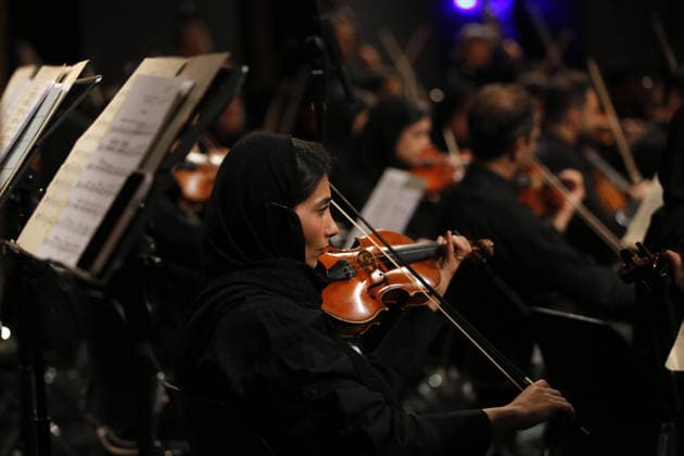 Entertainment Bilder des Tages Tehran Symphony Orchestra gives first official concert of 2026 TEHRAN, IRAN - MAY 21: Musicians perform during the Tehran Symphony Orchestra s first official concert of 2026 themed From Beyond Borders under the direction of conductor Omid Mehrabi at Vahdat Hall in Tehran, Iran, on May 21, 2026. Fatemeh Bahrami Anadolu Tehran Iran. Editorial use only. Please get in touch for any other usage.  Copyright: x2026xAnadoluxFatemehxBahramix