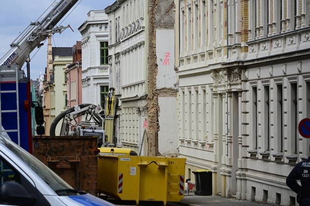 Blick auf die Polizeiabsperrung. Aufnahme aus der James-von-Moltke-Strasse in Görlitz. Hier kam es am frühen Abend des 18.5.2026 zu einem Einsturz eines bewohnten Hauses.. Rund zwei Tage nach dem Hauseinsturz in der ostdeutschen Stadt ist in den Trümmern die Leiche einer Frau gefunden worden. Görlitz, 21.05.2026 *** View of the police cordon Photo taken from James von Moltke Strasse in Görlitz An inhabited house collapsed here in the early evening of 18 5 2026 Around two days after the house collapsed in the east German town, the body of a woman was found in the rubble Görlitz, 21 05 2026 Copyright: xMatthiasxWehnertx