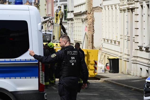 Blick auf die Polizeiabsperrung. Aufnahme aus der James-von-Moltke-Strasse in Görlitz. Hier kam es am frühen Abend des 18.5.2026 zu einem Einsturz eines bewohnten Hauses.. Rund zwei Tage nach dem Hauseinsturz in der ostdeutschen Stadt ist in den Trümmern die Leiche einer Frau gefunden worden. Görlitz, 21.05.2026 *** View of the police cordon Photo taken from James von Moltke Strasse in Görlitz An inhabited house collapsed here in the early evening of 18 5 2026 Around two days after the house collapsed in the east German town, the body of a woman was found in the rubble Görlitz, 21 05 2026 Copyright: xMatthiasxWehnertx
