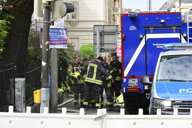 Einsatzkräfte der Feuerwehr reinigen während einer Pause ihre Arbeitsschutzkleidung am Einsatzort. Rund zwei Tage nach dem Hauseinsturz in der ostdeutschen Stadt ist in den Trümmern die Leiche einer Frau gefunden worden. Görlitz, 21.05.2026 *** Firefighters clean their protective clothing at the scene during a break Around two days after the house collapsed in the eastern German city, the body of a woman was found in the rubble Görlitz, 21 05 2026 Copyright: xMatthiasxWehnertx
