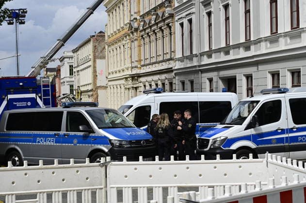 Blick auf die Polizeiabsperrung. Aufnahme aus der James-von-Moltke-Strasse in Görlitz. Hier kam es am frühen Abend des 18.5.2026 zu einem Einsturz eines bewohnten Hauses.. Rund zwei Tage nach dem Hauseinsturz in der ostdeutschen Stadt ist in den Trümmern die Leiche einer Frau gefunden worden. Görlitz, 21.05.2026 *** View of the police cordon Photo taken from James von Moltke Strasse in Görlitz An inhabited house collapsed here in the early evening of 18 5 2026 Around two days after the house collapsed in the east German town, the body of a woman was found in the rubble Görlitz, 21 05 2026 Copyright: xMatthiasxWehnertx