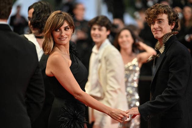 Cannes Exit Screening La Bola Negra JR Penelope Cruz, Guitarricadelafuente attending the exit of the screening of the movie La Bola Negra during the 79th Cannes Film Festival in Cannes, France on May 21, 2026. Photo by Julien Reynaud APS-Medias ABACAPRESS.COM Cannes France  Copyright: xReynaudxJulien APS-Medias ABACAx
