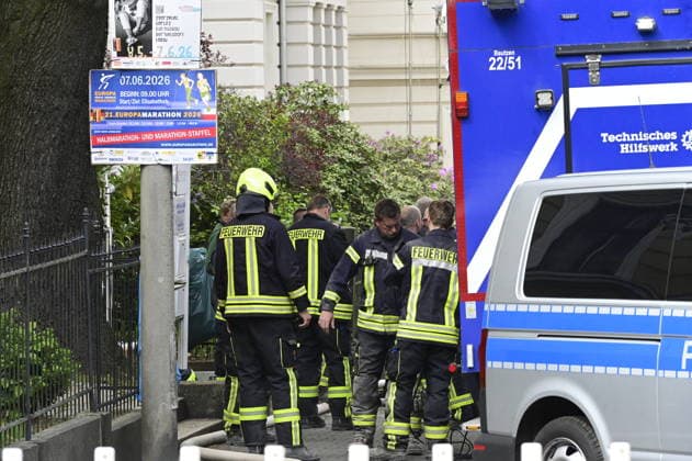 Einsatzkräfte der Feuerwehr reinigen während einer Pause ihre Arbeitsschutzkleidung am Einsatzort. Rund zwei Tage nach dem Hauseinsturz in der ostdeutschen Stadt ist in den Trümmern die Leiche einer Frau gefunden worden. Görlitz, 21.05.2026 *** Firefighters clean their protective clothing at the scene during a break Around two days after the house collapsed in the eastern German city, the body of a woman was found in the rubble Görlitz, 21 05 2026 Copyright: xMatthiasxWehnertx