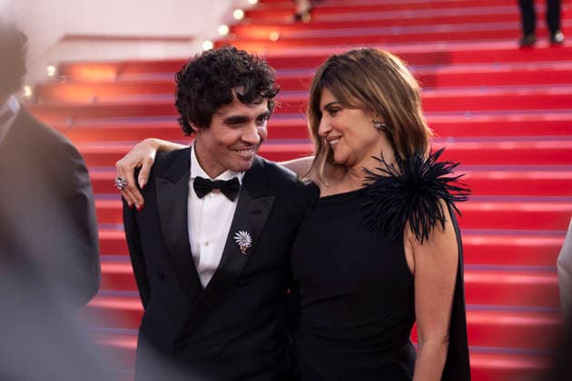 Javier Ambrossi et Penélope Cruz Descente des marches du film La bola negra lors du 79ème Festival International du Film de Cannes, le 20 mai 2026 Camilla Canalini Bestimage People leaving the red carpet for La bola negra at the 79th Cannes International Film Festival on May 20, 2026 Cannes France  Copyright: xCamillaxCanalinix xBestimagexCamillaxCanalinix xBestimagex