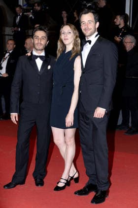 Martin Darondeau, Pauline Clément, Bertrand Usclat Montée des marches du film Coward lors du 79ème Festival International du Film de Cannes, le 21 mai 2026 Olivier Borde Bestimage Red carpet for Coward at the 79th Cannes International Film Festival on May 21, 2026 Cannes France  Copyright: xOLIVIERxBORDEx xBESTIMAGExOLIVIERxBORDEx xBESTIMAGEx