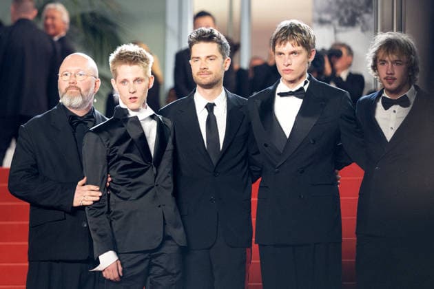 Angelo Tijssens, Valentin Campagne, Lukas Dhont, Emmanuel Macchia et Jef Jacobs Montée des marches du film Coward lors du 79ème Festival International du Film de Cannes, le 21 mai 2026 Olivier Borde Bestimage Red carpet for Coward at the 79th Cannes International Film Festival on May 21, 2026 Cannes France  Copyright: xOLIVIERxBORDEx xBESTIMAGExOLIVIERxBORDEx xBESTIMAGEx