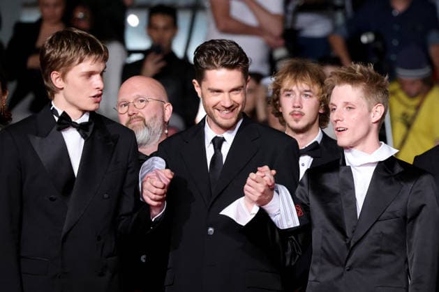 Emmanuel Macchia, Lukas Dhont, Valentin Campagne Montée des marches du film Coward lors du 79ème Festival International du Film de Cannes, le 21 mai 2026 Jacovides Moreau Bestimage Red carpet for Coward at the 79th Cannes International Film Festival on May 21, 2026 Cannes France  Copyright: xJACOVIDES-MOREAUx xBESTIMAGExJACOVIDES-MOREAUx xBESTIMAGEx