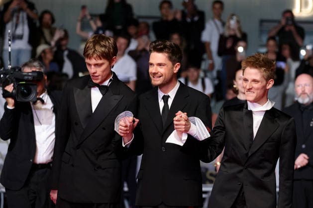 Emmanuel Macchia, Lukas Dhont, Valentin Campagne Montée des marches du film Coward lors du 79ème Festival International du Film de Cannes, le 21 mai 2026 Jacovides Moreau Bestimage Red carpet for Coward at the 79th Cannes International Film Festival on May 21, 2026 Cannes France  Copyright: xJACOVIDES-MOREAUx xBESTIMAGExJACOVIDES-MOREAUx xBESTIMAGEx
