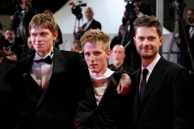 Emmanuel Macchia, Valentin Campagne, Lukas Dhont Montée des marches du film Coward lors du 79ème Festival International du Film de Cannes, le 21 mai 2026 Jacovides Moreau Bestimage Red carpet for Coward at the 79th Cannes International Film Festival on May 21, 2026 Cannes France  Copyright: xJACOVIDES-MOREAUx xBESTIMAGExJACOVIDES-MOREAUx xBESTIMAGEx