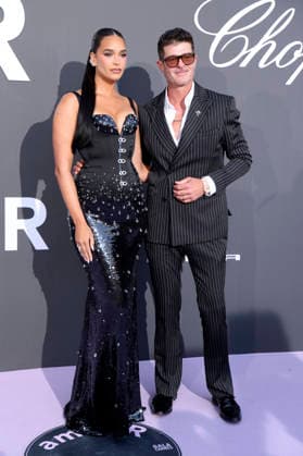 April Love Geary mit Ehemann Robin Thicke bei der 32. amfAR Gala Cannes im Rahmen des Festival de Cannes 2026 79. Internationale Filmfestspiele von Cannes im HÃ tel du Cap-Eden-Roc. Antibes, 21.05.2026