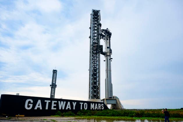 May 21, 2026, Starbase, Texas, Florida: A SpaceX Starship rocket is seen on the launch pad hours before its flight at Starbase, Texas, on May 21, 2026. Liftoff is scheduled for May 21, 2026, during a 90-minute launch window that opens at 5:30 p.m. CDT. Starbase Florida  - ZUMAb267 20260521_znp_b267_004 Copyright: xCharlesxBriggsx