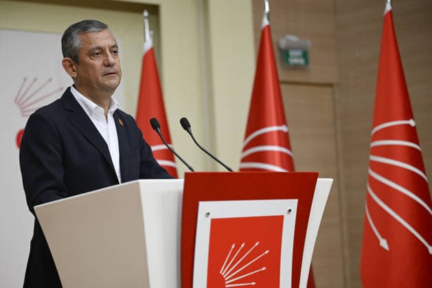 Ozgur Ozel holds press conference at CHP headquarters ANKARA, TURKIYE - MAY 21: Suspended Republican People s Party (CHP) Chairman Ozgur Ozel holds a press conference at the CHP headquarters after being temporarily removed from his position by court order in Ankara, Turkiye, on May 21, 2026. Fatih Kurt Anadolu Ankara Turkey. Editorial use only. Please get in touch for any other usage.  Copyright: x2026xAnadoluxFatihxKurtx