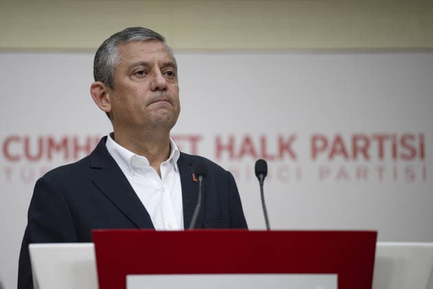 Ozgur Ozel holds press conference at CHP headquarters ANKARA, TURKIYE - MAY 21: Suspended Republican People s Party (CHP) Chairman Ozgur Ozel holds a press conference at the CHP headquarters after being temporarily removed from his position by court order in Ankara, Turkiye, on May 21, 2026. Fatih Kurt Anadolu Ankara Turkey. Editorial use only. Please get in touch for any other usage.  Copyright: x2026xAnadoluxFatihxKurtx