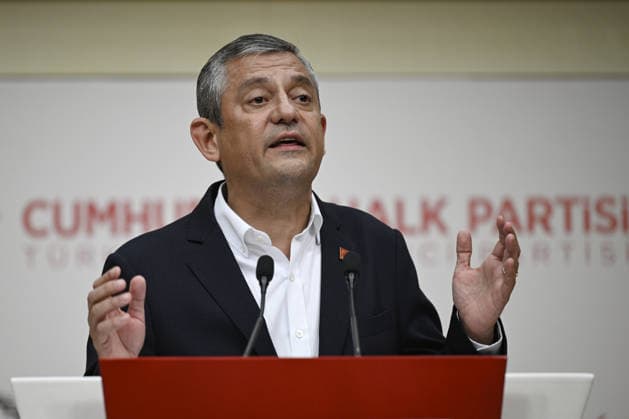 Ozgur Ozel holds press conference at CHP headquarters ANKARA, TURKIYE - MAY 21: Suspended Republican People s Party (CHP) Chairman Ozgur Ozel holds a press conference at the CHP headquarters after being temporarily removed from his position by court order in Ankara, Turkiye, on May 21, 2026. Fatih Kurt Anadolu Ankara Turkey. Editorial use only. Please get in touch for any other usage.  Copyright: x2026xAnadoluxFatihxKurtx