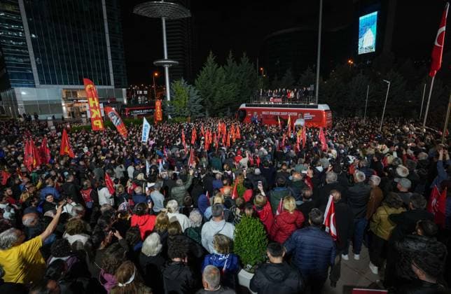 Ozgur Ozel addresses supporters outside CHP headquarters ANKARA, TURKIYE - MAY 21: Suspended Republican People s Party Chairman (CHP) Ozgur Ozel addresses supporters gathered outside the CHP headquarters from atop a bus, after being temporarily removed from his position by a ruling of the 36th Civil Chamber of the Ankara Regional Court of Justice in Ankara, Turkiye, on May 21, 2026. Guven Yilmaz Anadolu Ankara Turkey. Editorial use only. Please get in touch for any other usage.  Copyright: x2026xAnadoluxGuvenxYilmazx