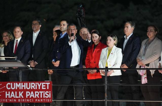 Ozgur Ozel addresses supporters outside CHP headquarters ANKARA, TURKIYE - MAY 21: Suspended Republican People s Party Chairman (CHP) Ozgur Ozel addresses supporters gathered outside the CHP headquarters from atop a bus, after being temporarily removed from his position by a ruling of the 36th Civil Chamber of the Ankara Regional Court of Justice in Ankara, Turkiye, on May 21, 2026. Guven Yilmaz Anadolu Ankara Turkey. Editorial use only. Please get in touch for any other usage.  Copyright: x2026xAnadoluxGuvenxYilmazx