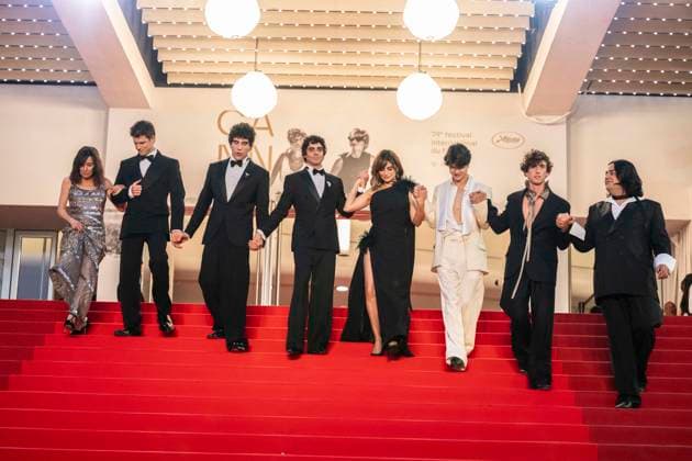 Cannes La Bola Negra Red Carpet EB Lola Duenas, Miguel Bernardeau, Javier Calvó, Javier Ambrossi, Penélope Cruz, Milo Quifes, Guitarricadelafuente and Carlos González depart the La Bola Negra screening during the 79th annual Cannes Film Festival at Palais des Festivals on May 21, 2026 in Cannes, France.Photo by Eliot Blondet ABACAPRESS.COM Cannes France France  Copyright: xBlondetxEliot ABACAx