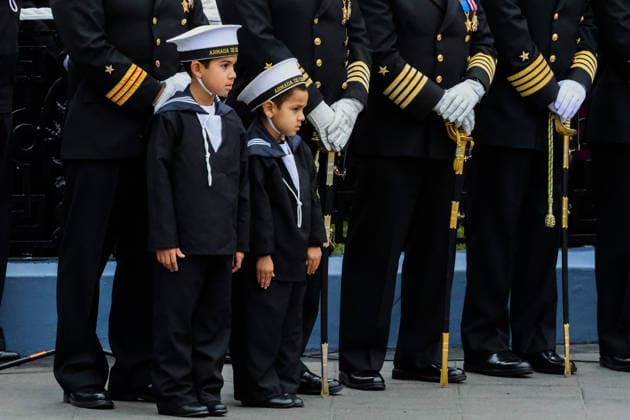 May 21, 2026, Valparaiso, Chile: Two children watch the 147th commemoration parade of Naval Glories Day. Commemoration number 147 of Naval Glories Day, with the presence of the president of Chile Jose Antonio Kast, in the city of Valparaiso, Chile. Valparaiso Chile - ZUMAs197 20260521_aaa_s197_095 Copyright: xCristobalxBasaurexArayax