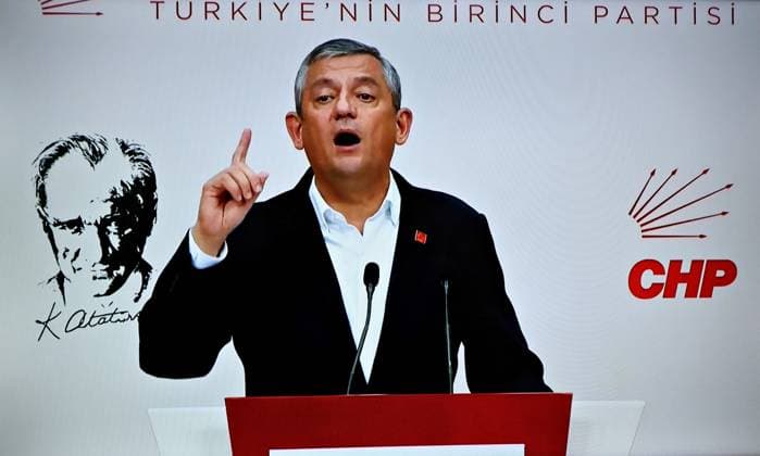 Ozgur Ozel, leader of the main opposition party CHP who was removed from office in Turkey - 21 May 2026 Ozgur Ozel, leader of the Republican People s Party (CHP), is seen speaking at a press conference. A court in Turkey has ruled that the last general congress of the main opposition Republican People s Party (CHP) was declared invalid and Chairman Ozgur Ozel and the party administration were dismissed. With the decision, the leadership of the party was given to the former Chairman, Kemal Kilicdaroglu. CHP Chairman Ozgur Ozel stated at a press conference that they did not recognize the decision and would not leave the headquarters building and called on their supporters to resist. Ankara Turkey Copyright: xMehmetxMasumxSuerx xSOPAxImagesx Ozgr_9S0A4067