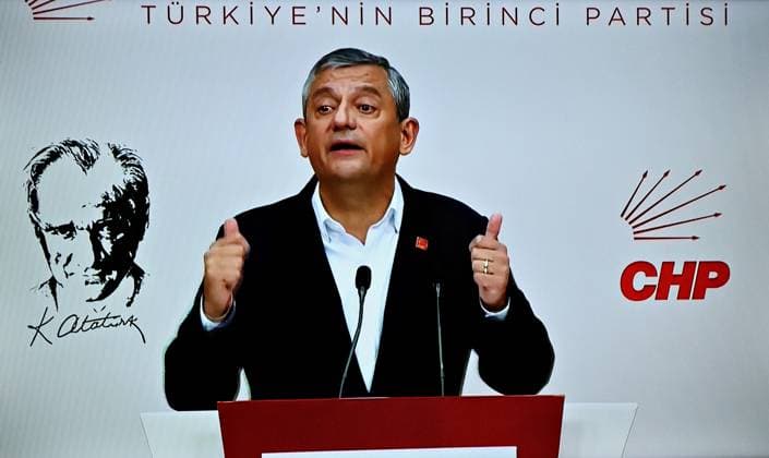 Ozgur Ozel, leader of the main opposition party CHP who was removed from office in Turkey - 21 May 2026 Ozgur Ozel, leader of the Republican People s Party (CHP), is seen speaking at a press conference. A court in Turkey has ruled that the last general congress of the main opposition Republican People s Party (CHP) was declared invalid and Chairman Ozgur Ozel and the party administration were dismissed. With the decision, the leadership of the party was given to the former Chairman, Kemal Kilicdaroglu. CHP Chairman Ozgur Ozel stated at a press conference that they did not recognize the decision and would not leave the headquarters building and called on their supporters to resist. Ankara Turkey Copyright: xMehmetxMasumxSuerx xSOPAxImagesx Ozgr_9S0A4216