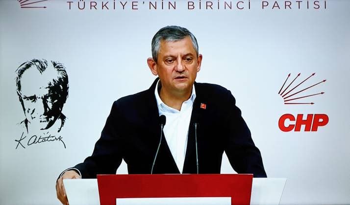 Ozgur Ozel, leader of the main opposition party CHP who was removed from office in Turkey - 21 May 2026 Ozgur Ozel, leader of the Republican People s Party (CHP), is seen speaking at a press conference. A court in Turkey has ruled that the last general congress of the main opposition Republican People s Party (CHP) was declared invalid and Chairman Ozgur Ozel and the party administration were dismissed. With the decision, the leadership of the party was given to the former Chairman, Kemal Kilicdaroglu. CHP Chairman Ozgur Ozel stated at a press conference that they did not recognize the decision and would not leave the headquarters building and called on their supporters to resist. Ankara Turkey Copyright: xMehmetxMasumxSuerx xSOPAxImagesx Ozgr_9S0A4315