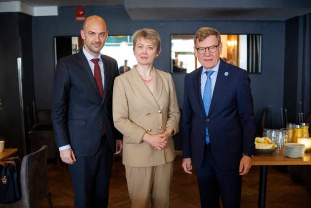 News Bilder des Tages Johann Wadephul (CDU), Bundesaussenminister, beim NATO-Aussenministertreffen in Helsingborg. Hier mit der Aussenministerin von Grossbritannien, Yvette Cooper, und den Aussenminister von Frankreich, Jean-Noel Barrot,.(L) 22.05.2026. Fotografiert im Auftrag des Auswaertigen Amtes Helsingborg Schweden *** Johann Wadephul CDU , Federal Foreign Minister, at the NATO Foreign Ministers Meeting in Helsingborg Here with the Foreign Minister of Great Britain, Yvette Cooper, and the Foreign Minister of France, Jean Noel Barrot, L 22 05 2026 Photographed on behalf of the Federal Foreign Office Helsingborg Sweden Copyright: xThomasxImo AAx