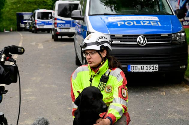 Josephine Hartmann, Rettungshundestaffel Sachsen Ost, und der Labrador Capper während einer Pause am Einsatzort. Rund zwei Tage nach dem Hauseinsturz in der ostdeutschen Stadt ist in den Trümmern die Leiche einer Frau gefunden worden. Görlitz, 21.05.2026 *** Josephine Hartmann, Saxony East rescue dog team, and Labrador Capper during a break at the scene Around two days after the house collapsed in the eastern German town, the body of a woman was found in the rubble Görlitz, 21 05 2026 Foto:xM.xWehnertx xFuturexImagex expolsion_6566
