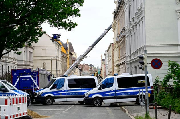 Blick auf die Polizeiabsperrung. Aufnahme aus der James-von-Moltke-Strasse in Görlitz. Hier kam es am frühen Abend des 18.5.2026 zu einem Einsturz eines bewohnten Hauses.. Rund zwei Tage nach dem Hauseinsturz in der ostdeutschen Stadt ist in den Trümmern die Leiche einer Frau gefunden worden. Görlitz, 21.05.2026 *** View of the police cordon Photo taken from James von Moltke Strasse in Görlitz An inhabited house collapsed here in the early evening of 18 5 2026 Around two days after the house collapsed in the east German city, the body of a woman was found in the rubble Görlitz, 21 05 2026 Foto:xM.xWehnertx xFuturexImagex expolsion_6568