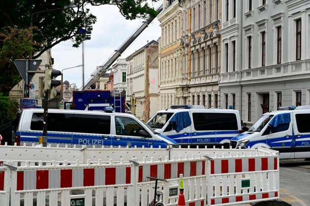 Blick auf die Polizeiabsperrung. Aufnahme aus der James-von-Moltke-Strasse in Görlitz. Hier kam es am frühen Abend des 18.5.2026 zu einem Einsturz eines bewohnten Hauses.. Rund zwei Tage nach dem Hauseinsturz in der ostdeutschen Stadt ist in den Trümmern die Leiche einer Frau gefunden worden. Görlitz, 21.05.2026 *** View of the police cordon Photo taken from James von Moltke Strasse in Görlitz An inhabited house collapsed here in the early evening of 18 5 2026 Around two days after the house collapsed in the east German city, the body of a woman was found in the rubble Görlitz, 21 05 2026 Foto:xM.xWehnertx xFuturexImagex expolsion_6571