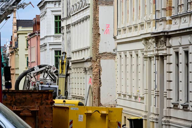 Blick auf die Polizeiabsperrung. Aufnahme aus der James-von-Moltke-Strasse in Görlitz. Hier kam es am frühen Abend des 18.5.2026 zu einem Einsturz eines bewohnten Hauses.. Rund zwei Tage nach dem Hauseinsturz in der ostdeutschen Stadt ist in den Trümmern die Leiche einer Frau gefunden worden. Görlitz, 21.05.2026 *** View of the police cordon Photo taken from James von Moltke Strasse in Görlitz An inhabited house collapsed here in the early evening of 18 5 2026 Around two days after the house collapsed in the east German city, the body of a woman was found in the rubble Görlitz, 21 05 2026 Foto:xM.xWehnertx xFuturexImagex expolsion_6574