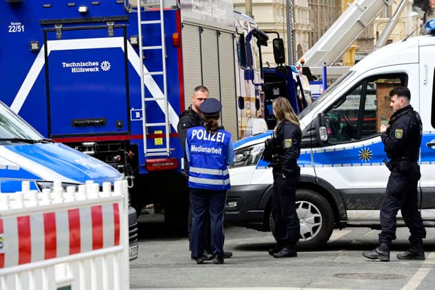Blick auf die Polizeiabsperrung. Aufnahme aus der James-von-Moltke-Strasse in Görlitz. Hier kam es am frühen Abend des 18.5.2026 zu einem Einsturz eines bewohnten Hauses.. Rund zwei Tage nach dem Hauseinsturz in der ostdeutschen Stadt ist in den Trümmern die Leiche einer Frau gefunden worden. Görlitz, 21.05.2026 *** View of the police cordon Photo taken from James von Moltke Strasse in Görlitz An inhabited house collapsed here in the early evening of 18 5 2026 Around two days after the house collapsed in the east German city, the body of a woman was found in the rubble Görlitz, 21 05 2026 Foto:xM.xWehnertx xFuturexImagex expolsion_6578