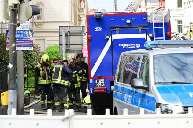 Einsatzkräfte der Feuerwehr reinigen während einer Pause ihre Arbeitsschutzkleidung am Einsatzort. Rund zwei Tage nach dem Hauseinsturz in der ostdeutschen Stadt ist in den Trümmern die Leiche einer Frau gefunden worden. Görlitz, 21.05.2026 *** Firefighters clean their protective clothing at the scene during a break Around two days after the house collapsed in the eastern German city, the body of a woman was found in the rubble Görlitz, 21 05 2026 Foto:xM.xWehnertx xFuturexImagex expolsion_6580