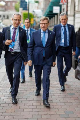 Johann Wadephul (CDU), Bundesaussenminister, beim NATO-Aussenministertreffen in Helsingborg. Hier mit dem politischen Direktor des AA, Dominik Mutter, (L) und dem deutschen NATO-Botschfater Dr. Detlef Waechter. 22.05.2026. Fotografiert im Auftrag des Auswaertigen Amtes Helsingborg Schweden *** Johann Wadephul CDU , Federal Foreign Minister, at the NATO Foreign Ministers Meeting in Helsingborg Here with the Political Director of the Federal Foreign Office, Dominik Mutter, L and the German NATO Ambassador Dr. Detlef Waechter 22 05 2026 Photographed on behalf of the Federal Foreign Office Helsingborg Sweden Copyright: xThomasxImo AAx