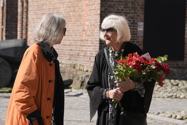 Anja Breiens bisettes Oslo 20260522. Bente Borsum (t.h.) bekjent av avdode. Filmregissor Anja Breiens bisettes fra Fanehallen pa Akershus festning i Oslo. Foto: Terje Pedersen NTB Oslo Norge 5f4RpFwa-qc EDITORIAL USE ONLY Ref:5f4RpFwa-qc.jpg *** Anja Breiens is laid to rest Oslo 20260522 Bente Borsum, right, acquaintance of the deceased Film director Anja Breiens is laid to rest from Fanehallen at Akershus Fortress in Oslo Photo Terje Pedersen NTB Oslo Norway 5f4RpFwa qc EDITORIAL USE ONLY Ref 5f4RpFwa qc jpg  Copyright: xTerjexPedersenx xNTBx
