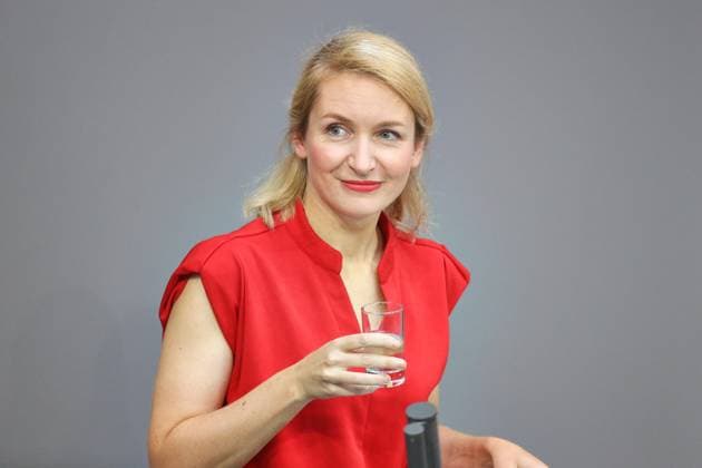 Berlin, Deutschland, 22.05.2026: Deutscher Bundestag: 81. Bundestagssitzung: Ines Schwerdtner (Linle), hält ein Glas Wasser in der Hand *** Berlin, Germany, 22 05 2026 German Bundestag 81 Bundestag session Ines Schwerdtner Linle , holds a glass of water in her hand Copyright: xdtsxNachrichtenagenturx dts_119884
