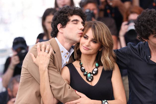 Cannes - La Bola Negra Photocall Javier Calvo, Penelope Cruz posing during the La Bola Negra photocall at the 79th annual Cannes Film Festival at Palais des Festivals on May 22, 2026 in Cannes, France. Photo by Jerome Domine ABACAPRESS.COM Cannes France  Copyright: xDominexJerome ABACAx