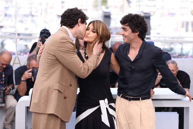 Cannes - La Bola Negra Photocall Javier Calvo, Penelope Cruz and Javier Ambrossi posing during the La Bola Negra photocall at the 79th annual Cannes Film Festival at Palais des Festivals on May 22, 2026 in Cannes, France. Photo by Jerome Domine ABACAPRESS.COM Cannes France  Copyright: xDominexJerome ABACAx
