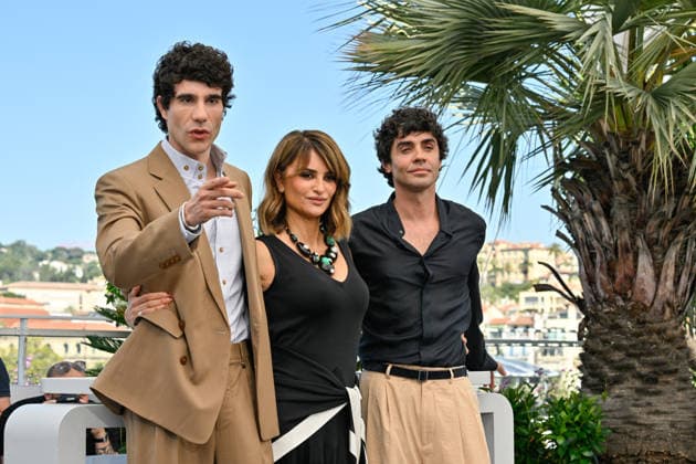 Cannes - La Bola Negra Photocall Javier Calvo, Penelope Cruz, Javier Ambrossi attending a photocall for the movie La Bola Negra during the 79th Cannes Film Festival in Cannes, France on May 22, 2026. Photo by Julien Reynaud APS-Medias ABACAPRESS.COM Cannes France  Copyright: xReynaudxJulien APS-Medias ABACAx
