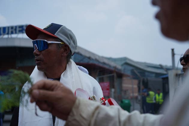 May 22, 2026, Kathmandu, Bagmati, Nepal: Fans and relatives welcome Kami Rita Sherpa, who recently made a world record by climbing Everest for the highest 32 times, in Kathmandu, Nepal on May 22, 2026. Kathmandu Nepal - ZUMAd164 20260522_zip_d164_002 Copyright: xAryanxDhimalx