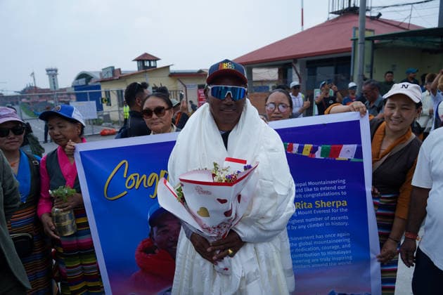 May 22, 2026, Kathmandu, Bagmati, Nepal: Fans and relatives welcome Kami Rita Sherpa, who recently made a world record by climbing Everest for the highest 32 times, in Kathmandu, Nepal on May 22, 2026. Kathmandu Nepal - ZUMAd164 20260522_zip_d164_004 Copyright: xAryanxDhimalx