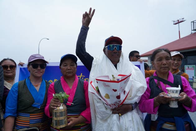 May 22, 2026, Kathmandu, Bagmati, Nepal: Fans and relatives welcome Kami Rita Sherpa, who recently made a world record by climbing Everest for the highest 32 times, in Kathmandu, Nepal on May 22, 2026. Kathmandu Nepal - ZUMAd164 20260522_zip_d164_006 Copyright: xAryanxDhimalx