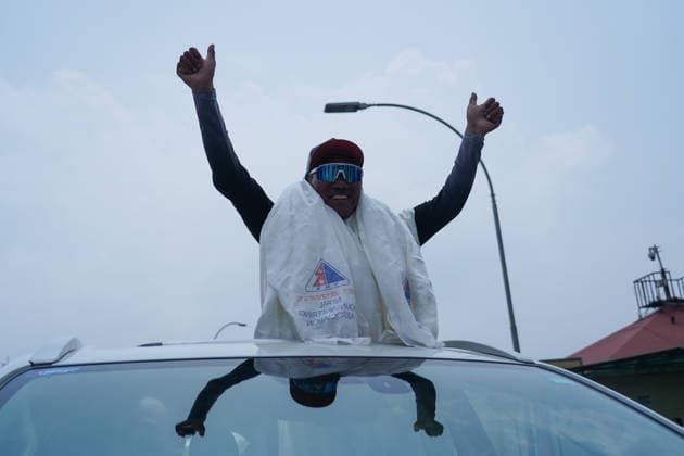 News Bilder des Tages May 22, 2026, Kathmandu, Bagmati, Nepal: Fans and relatives welcome Kami Rita Sherpa, who recently made a world record by climbing Everest for the highest 32 times, in Kathmandu, Nepal on May 22, 2026. Kathmandu Nepal - ZUMAd164 20260522_zip_d164_008 Copyright: xAryanxDhimalx