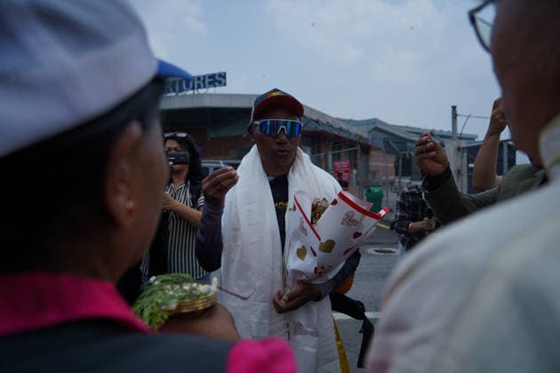 May 22, 2026, Kathmandu, Bagmati, Nepal: Fans and relatives welcome Kami Rita Sherpa, who recently made a world record by climbing Everest for the highest 32 times, in Kathmandu, Nepal on May 22, 2026. Kathmandu Nepal  - ZUMAd164 20260522_zip_d164_015 Copyright: xAryanxDhimalx