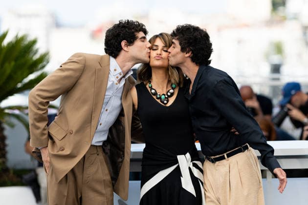 Entertainment Bilder des Tages Javier Calvo, Penelope Cruz, Javier Ambrossi Photocall for La Bola Negra at the 79th Cannes International Film Festival May 22nd, 2026 Jacovides Moreau Bestimage Photocall for La Bola Negra at the 79th Cannes International Film Festival May 22nd, 2026 Cannes France  Copyright: xJACOVIDES-MOREAUx xBESTIMAGExJACOVIDES-MOREAUx xBESTIMAGEx