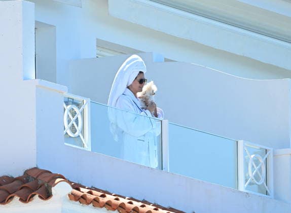 Cannes - Heidi Klum and Her Dog Fritz on The Balcony of The Eden Roc A tender moment between Heidi Klum and her dog Fritz as they wake up on the balcony of the Eden Roc. Cap d Antibes, France, May 22, 2026. Photo by Florian Poitout ABACAPRESS.COM Cap d Antibes Provence-Alpes-Cote d Azur France  Copyright: xPoitoutxFlorian ABACAx